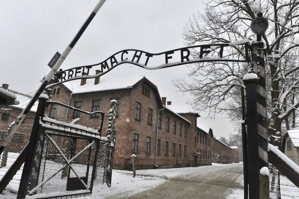 AUSCHWITZ